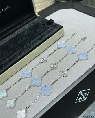 Bracciale VCA a quattro fiori con incisione