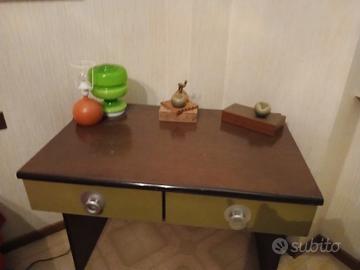 Scrivania con 2 cassetti