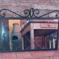 specchio in ferro con decorazioni