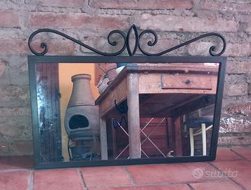 specchio in ferro con decorazioni