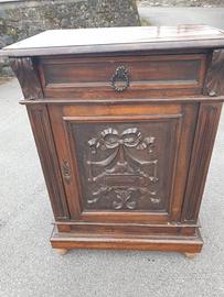 Credenza con porta scolpita .