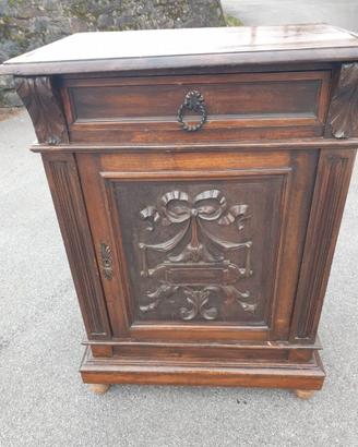 Credenza con porta scolpita .