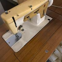 Macchina da cucire Singer con mobiletto
