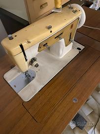 Macchina da cucire Singer con mobiletto