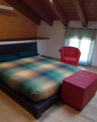 Letto matrimoniale con comodini e como'