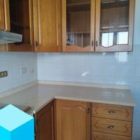 Cucina in legno massello con top di marmo