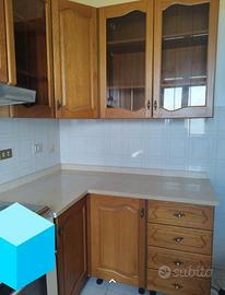 Cucina in legno massello con top di marmo