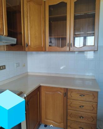 Cucina in legno massello con top di marmo