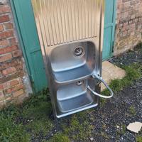 lavandino in acciaio con miscelatore 