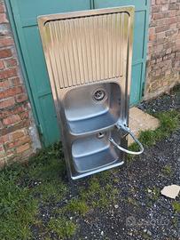 lavandino in acciaio con miscelatore 