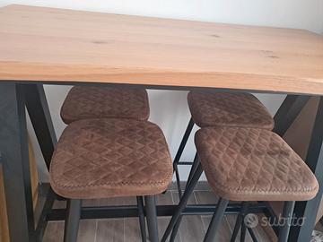 Tavolo con sgabelli