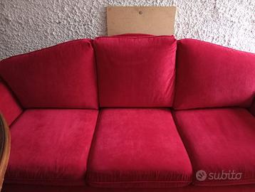 divano rosso 3 posti.