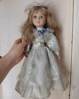Bambola in porcellana in stile vittoriano vintage 