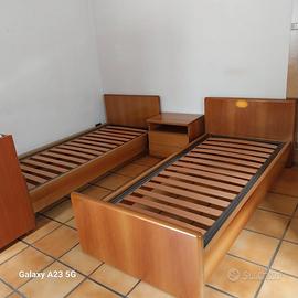Coppia di letti singoli + comodino