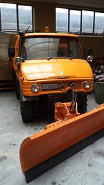 Unimog 421 con lama sgombraneve 