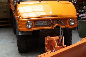 Unimog 421 con lama sgombraneve 