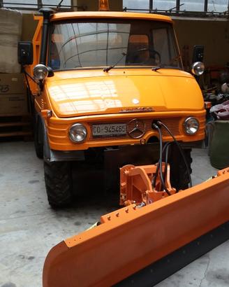 Unimog 421 con lama sgombraneve 