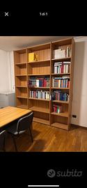 Libreria a parete fino a soffitto