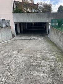 Garage singolo in quartiere tranquillo