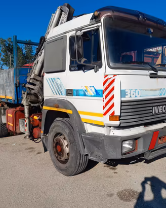 AUTOCARRO CON GRU E CASSONE RIBALTABILE