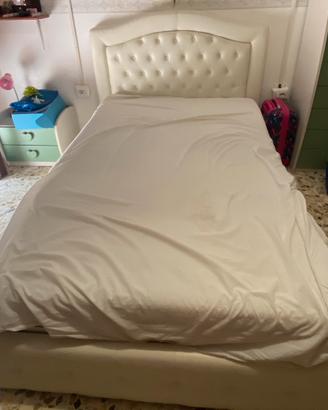 Letto una piazza e mezza, con contenitore.