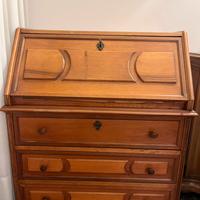 Scrivania in legno con ribalta