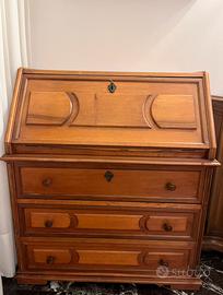 Scrivania in legno con ribalta