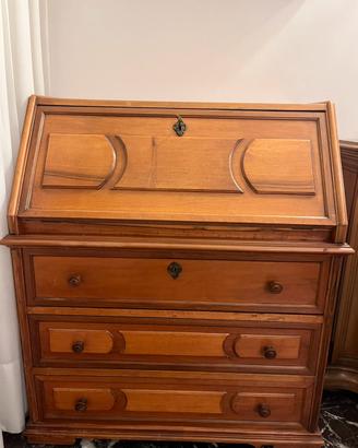Scrivania in legno con ribalta