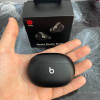 Beats Studio Buds nere + cover
