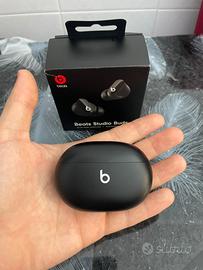 Beats Studio Buds nere + cover