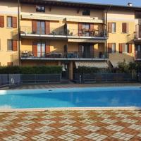 Luminoso trilocale con terrazzo e piscina a Grole