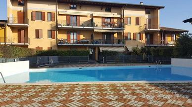 Luminoso trilocale con terrazzo e piscina a Grole