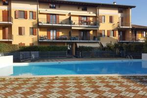 Luminoso trilocale con terrazzo e piscina a Grole