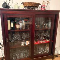 Vetrina arte povera e divano