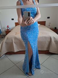 Abito lungo azzurro con paillettes. elegante