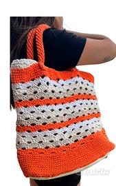 Borsa artigianale all’uncinetto con dettagli in ec