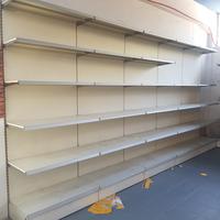 Scaffalatura a gondola e bancone