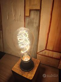Lampada da tavolo in legno
