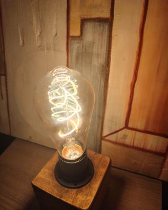 Lampada da tavolo in legno