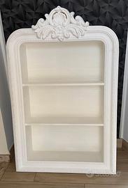 Scaffale da parete bianco classico con modanature