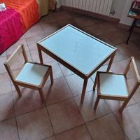 Tavolino con due sedie