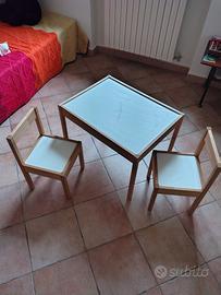 Tavolino con due sedie