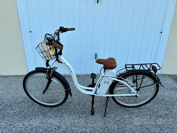 Bicicletta elettrica pari al nuovo