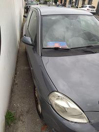 Auto lancia y