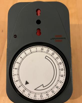 Timer elettromeccanico da presa. Temporizzatore.