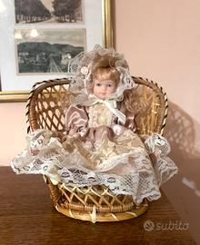 Bambola in porcellana con seduta vimini, vintage