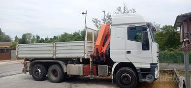 Autocarro con gru eurostar iveco 