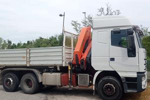 Autocarro con gru eurostar iveco 