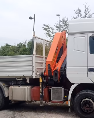 Autocarro con gru eurostar iveco 