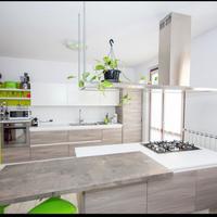 Cucina con isola e arredo in coordinato